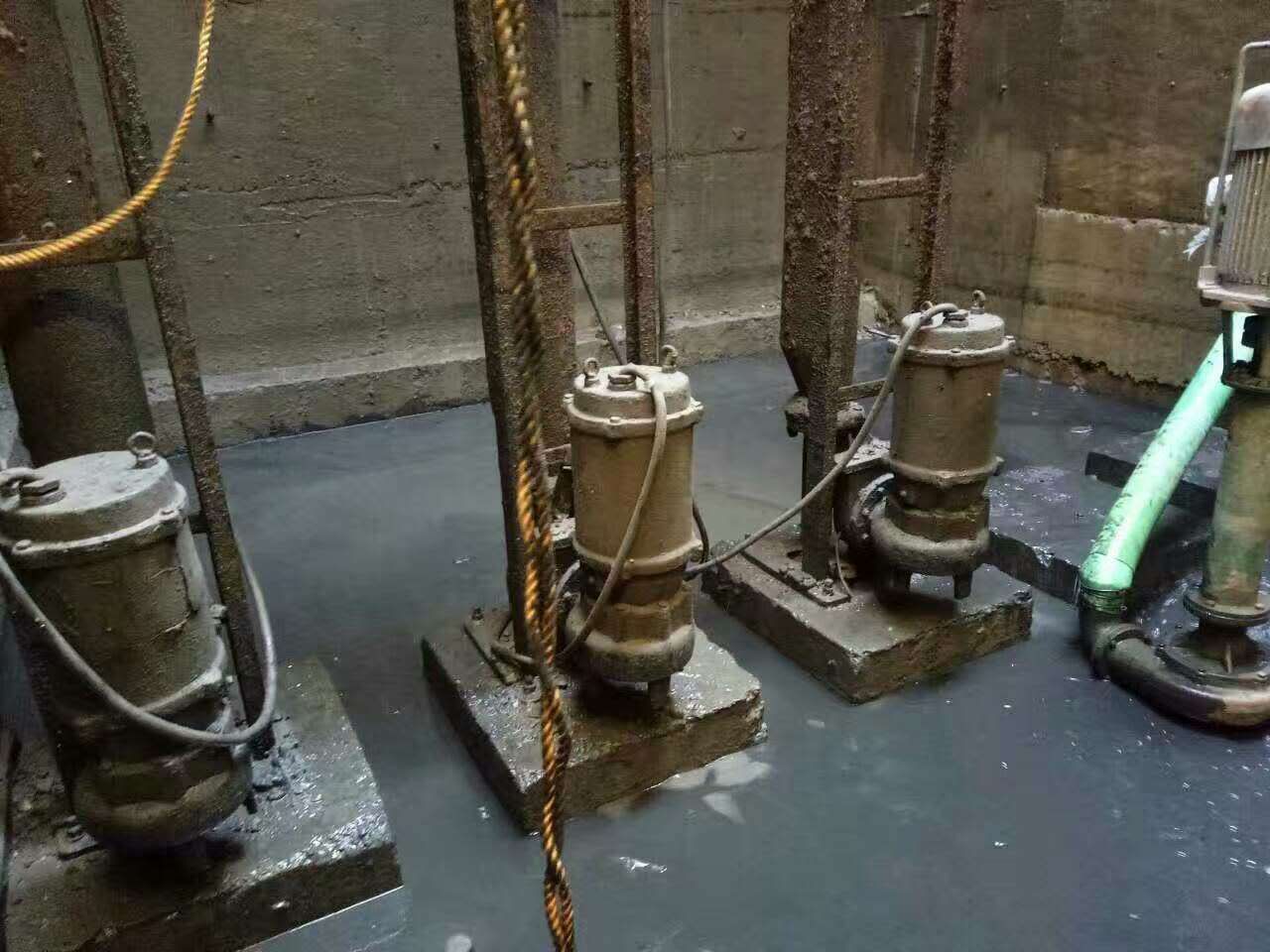 依兰污水池清理