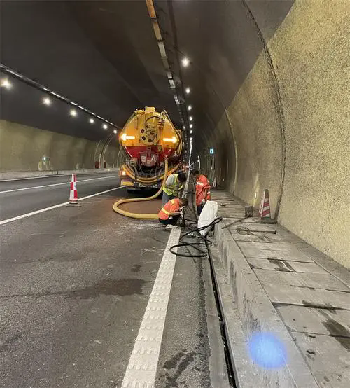 依兰隧道排水渠清淤